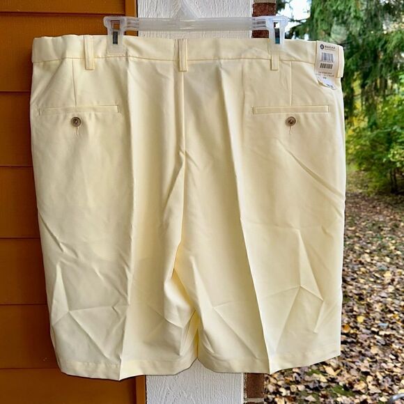 Haggar Performance Cool 18 Soild Oxford Yellow Golf Shorts Men's Size 42W - Picture 2 of 5